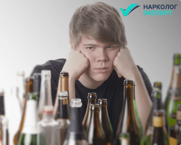 мужчина с бутылками на столе